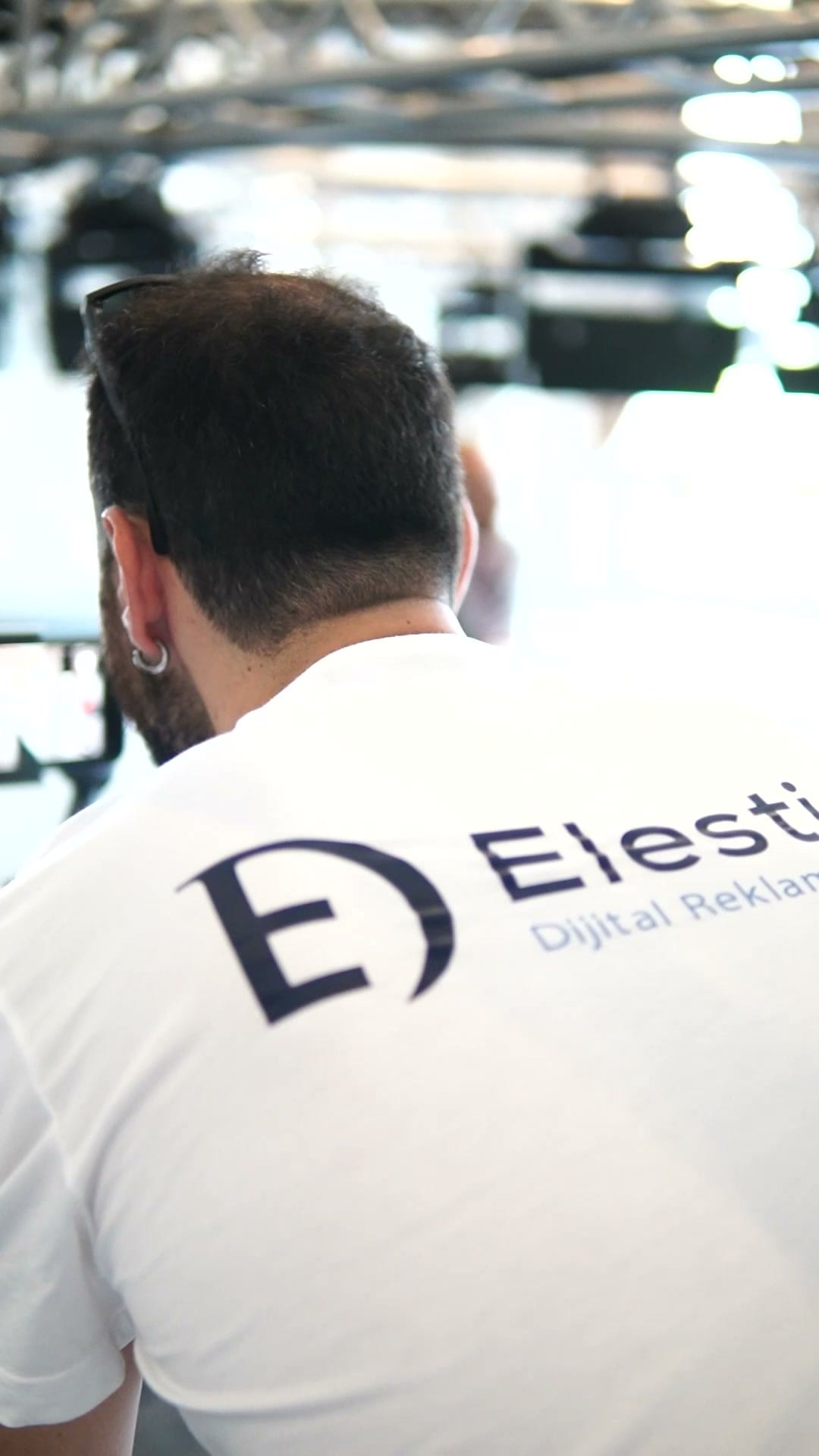 Elestia ekibi bir etkinlikte kamera ve telefonla çekim yaparken